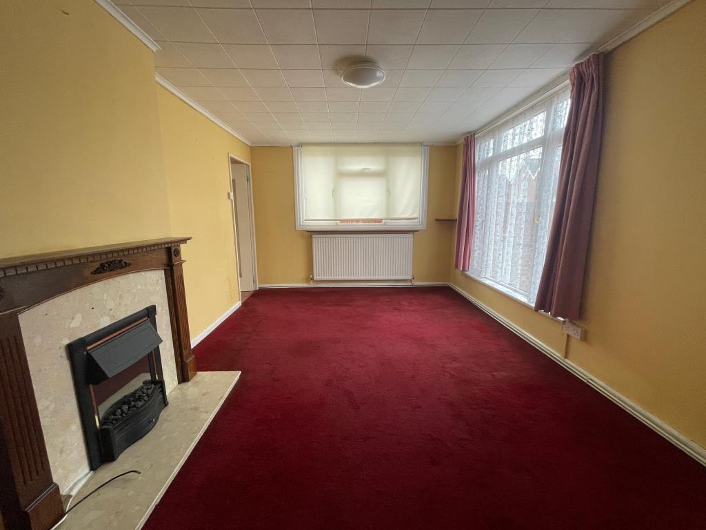 Lot: 91 - DETACHED BUNGALOW IN RIVERSIDE TOWN FOR IMPROVEMENT - Living room